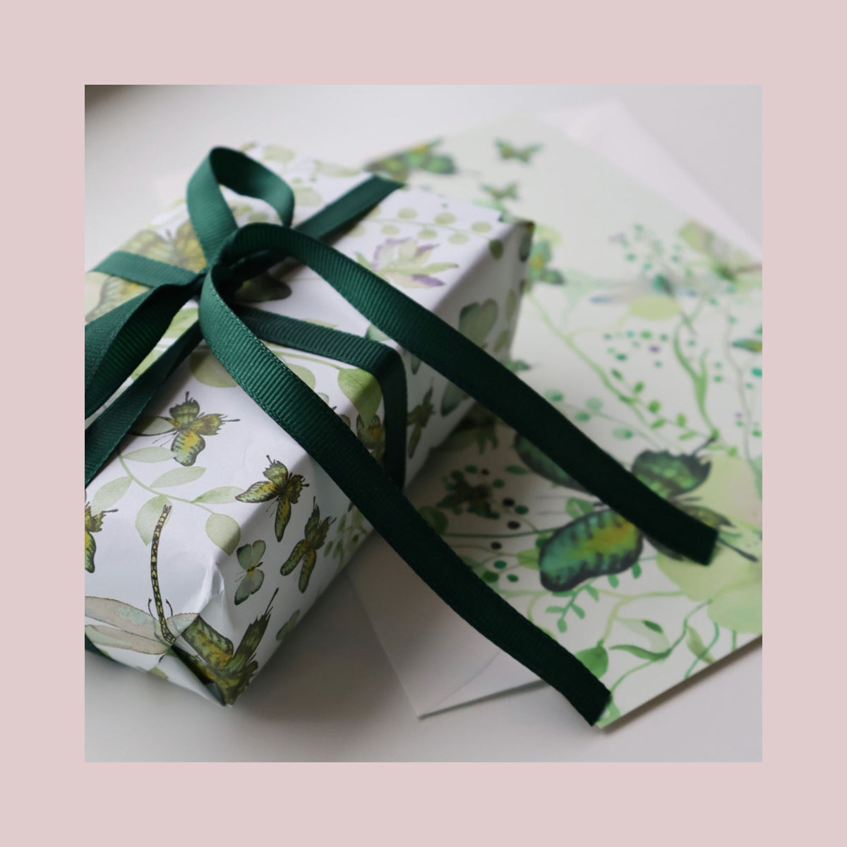 Gavepapir Green Butterflies 5 m | Annemette Voss