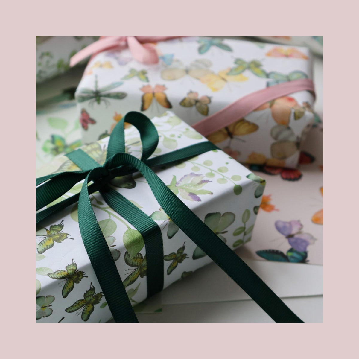 Gavepapir Green Butterflies 5 m | Annemette Voss