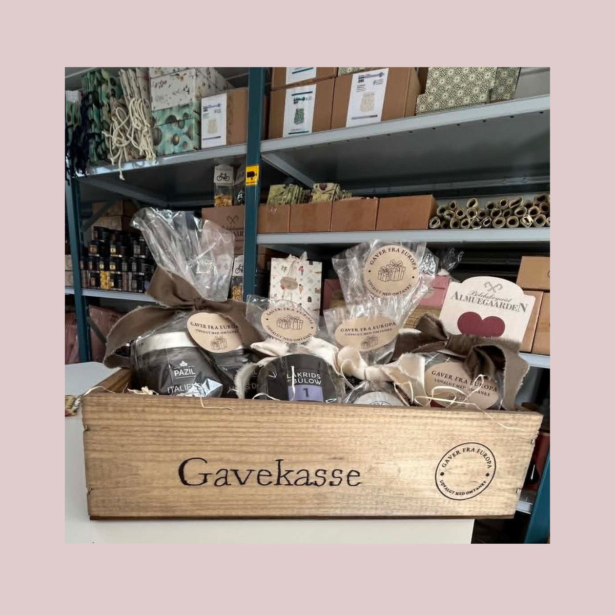 Gavekasse med 5 indpakkede gaver – altid en gave klar