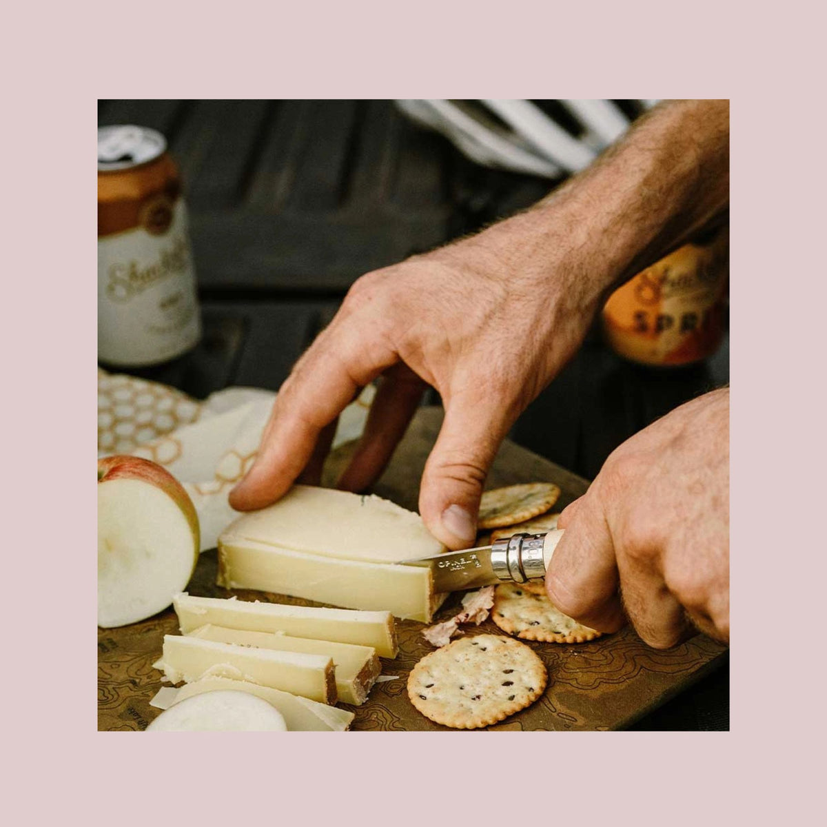 Opinel Nomad Cooking Kit med tre foldeknive, skærebræt og mikrofiberklud
