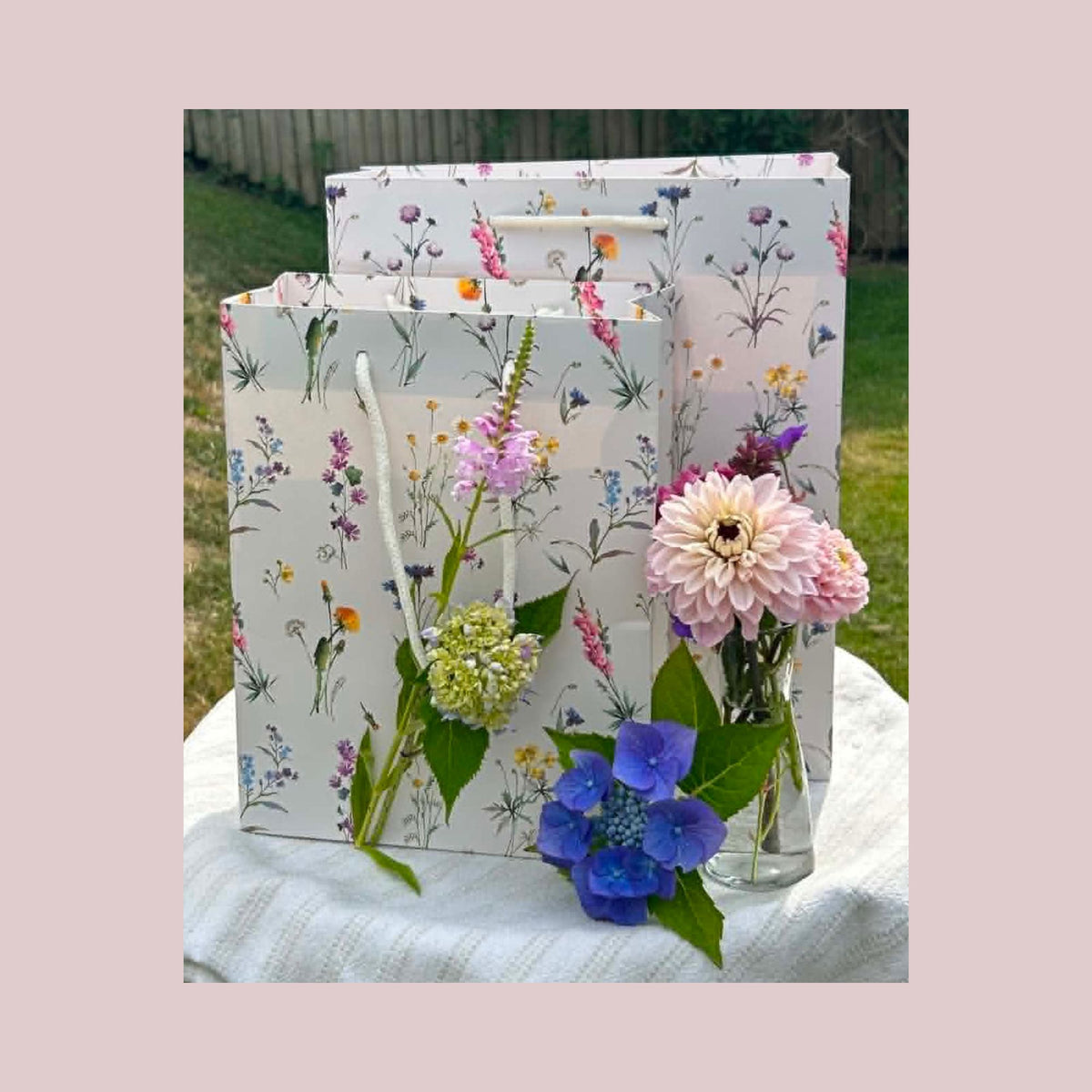 Italiensk luksusgavepose – vilde blomster 23×30×12 cm | Kartos