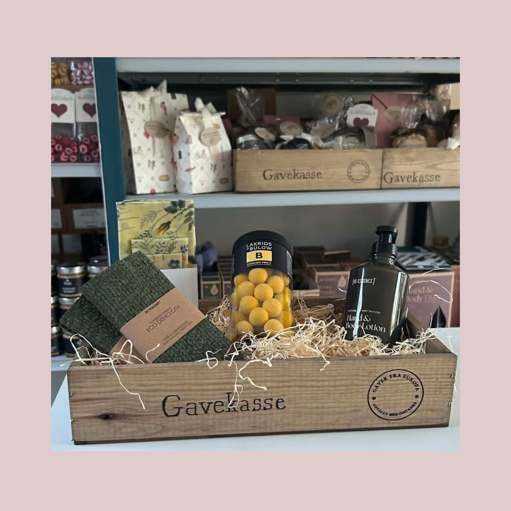 Gavekasse med 4 indpakkede gaver – Bülow & Re-Essence