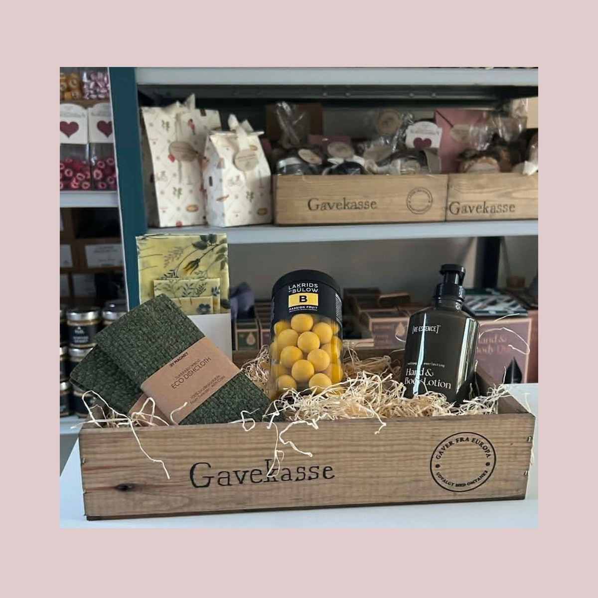 Gavekasse med 4 indpakkede gaver – Bülow & Re-Essence