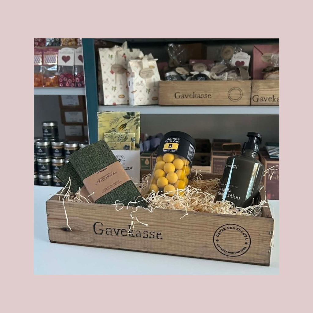 Gavekasse med 4 indpakkede gaver – Bülow & Re-Essence