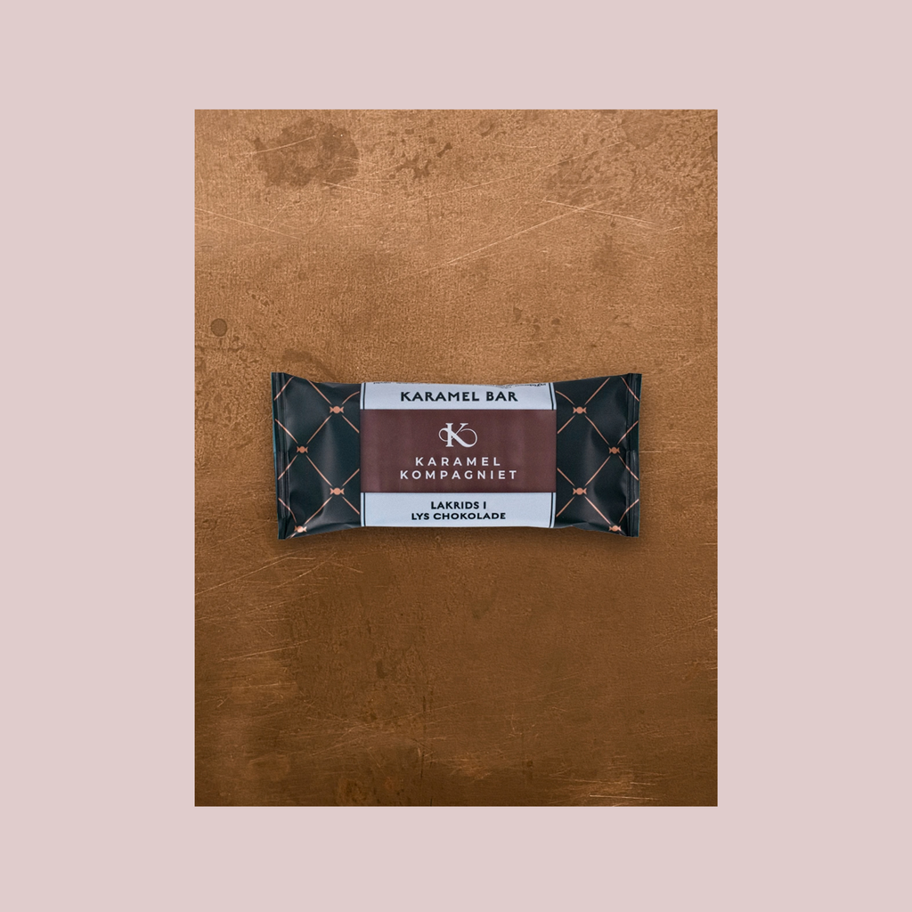 Karamel Kompagniet lakridskaramelbar 50 g – håndlavet karamel med lakrids og lys chokolade fra Bornholm