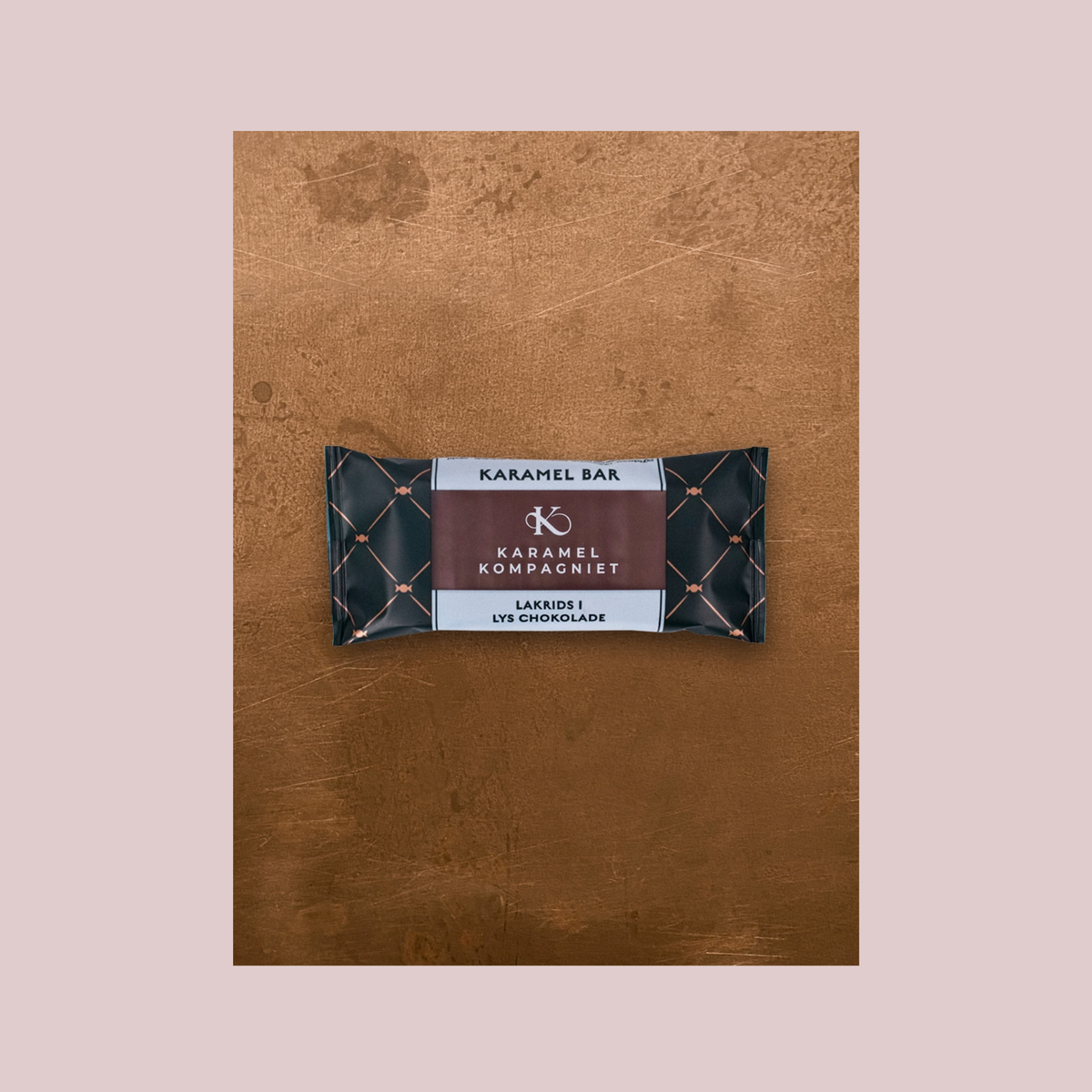 Karamel Kompagniet lakridskaramelbar 50 g – håndlavet karamel med lakrids og lys chokolade fra Bornholm