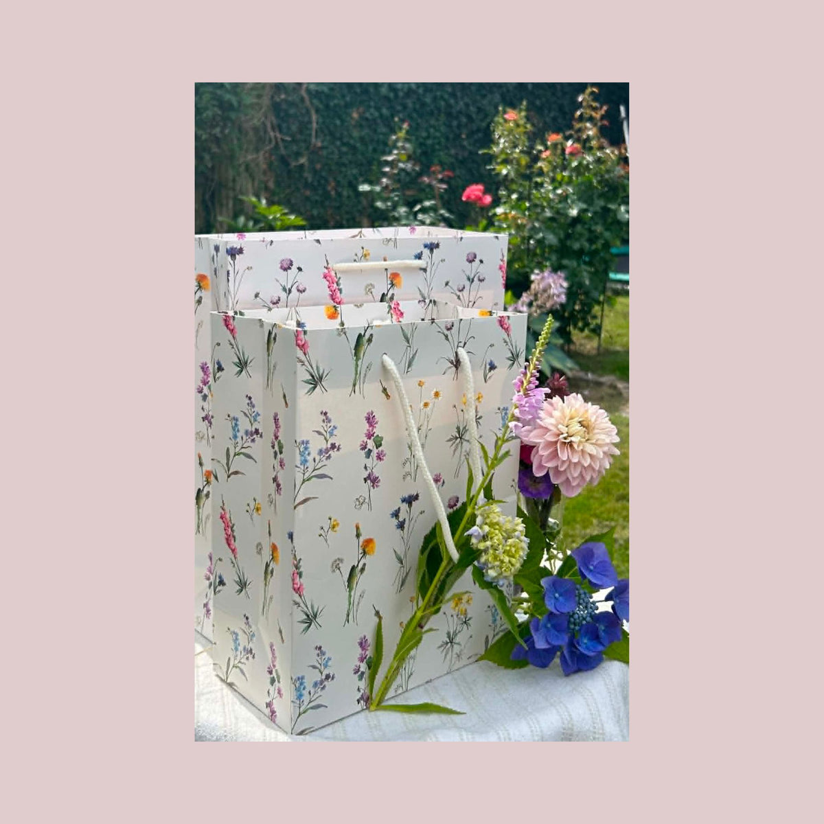 Italiensk luksusgavepose – vilde blomster 23×30×12 cm | Kartos