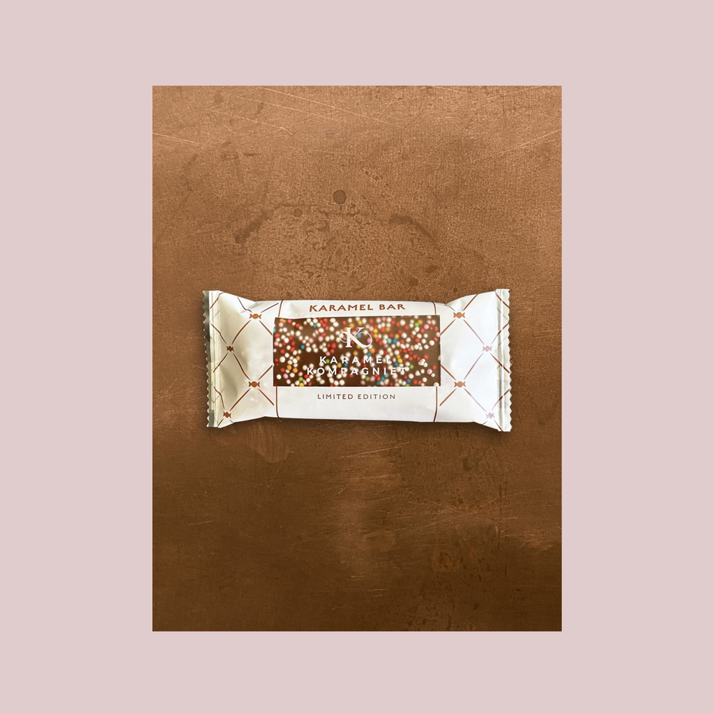 Karamel Kompagniet romkuglekaramelbar 50 g – håndlavet karamel med romkuglesmag og lys chokolade fra Bornholm