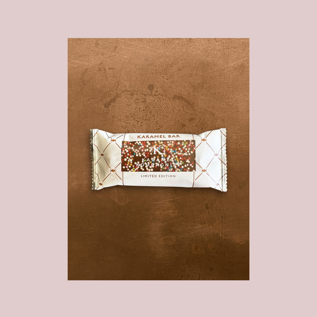 Karamel Kompagniet romkuglekaramelbar 50 g – håndlavet karamel med romkuglesmag og lys chokolade fra Bornholm