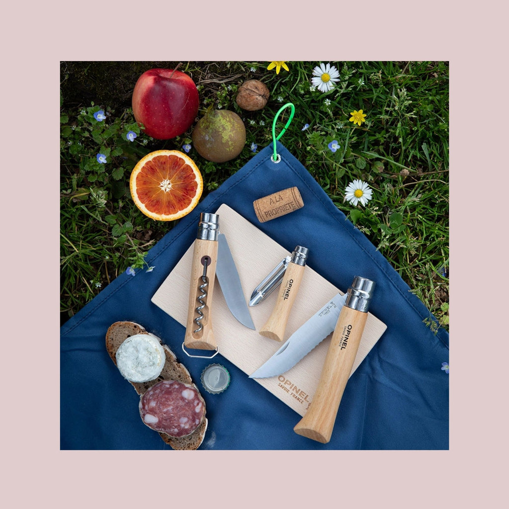 Opinel Nomad Cooking Kit med tre foldeknive, skærebræt og mikrofiberklud