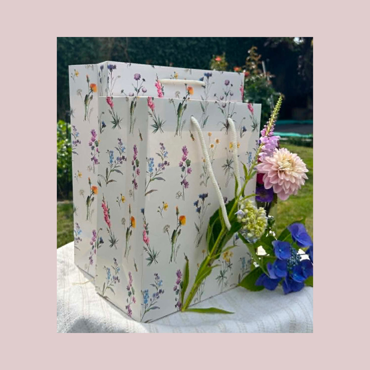 Italiensk luksusgavepose – vilde blomster 23×30×12 cm | Kartos